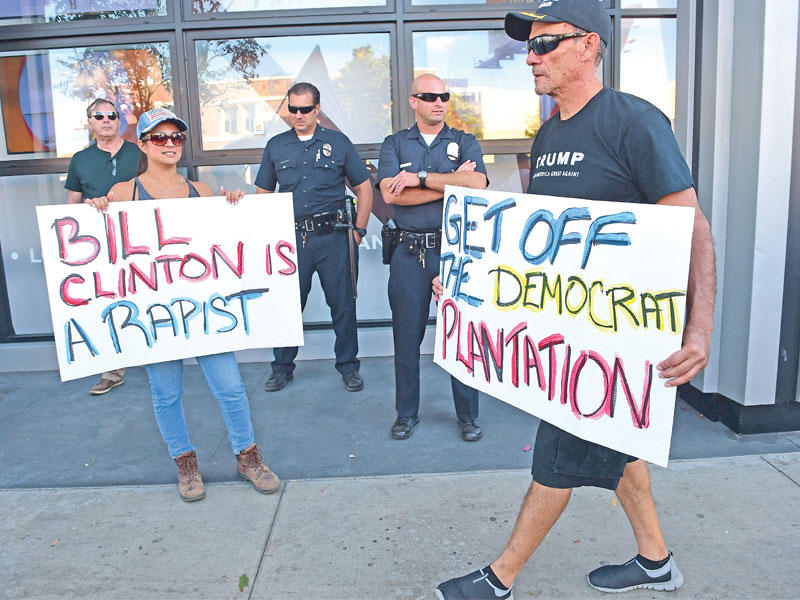 أنصار ترامب خارج مبنى الـ «سي ان ان» في هوليوود أمس الأول (أ ف ب)