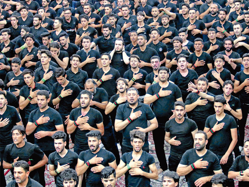 عراقيون خلال طقوس عاشوراء أمس الأول في البصرة (أ ف ب)
