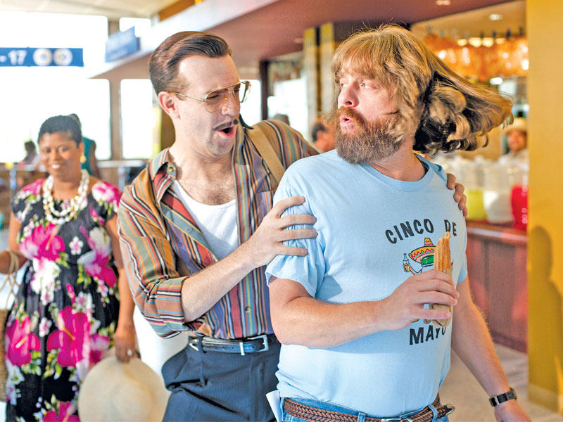 جايسون سوديكيس وزاك غاليفاناكيس في مشهد من الفيلم 