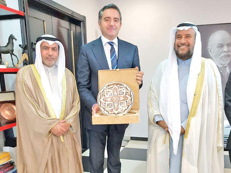 درع تذكارية من الوفد الكويتي إلى وزير العمل الألباني