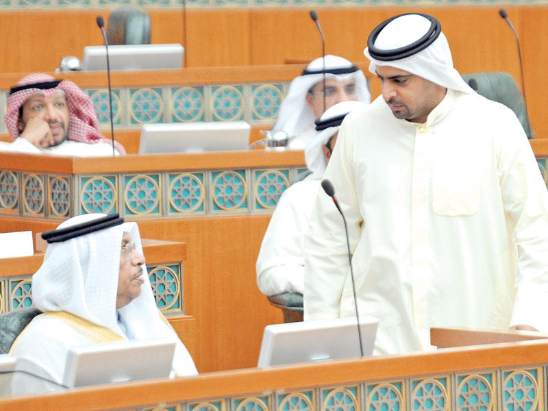 النصف والمبارك في إحدى الجلسات