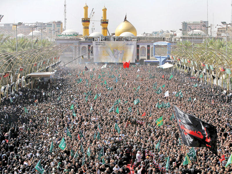 مئات الآلاف يحيون ذكرى مقتل الحسين في باحة مرقده في مدينة كربلاء أمس (رويترز)