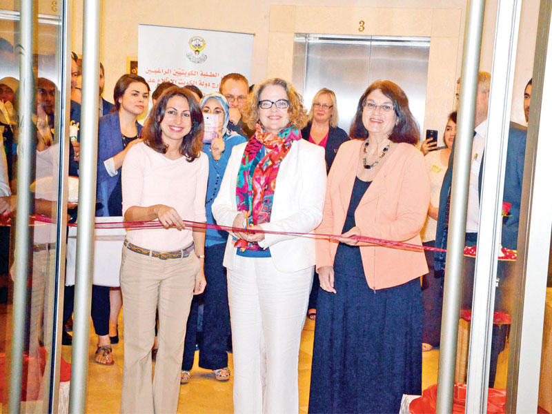 هيذر ورد خلال افتتاحها المعرض