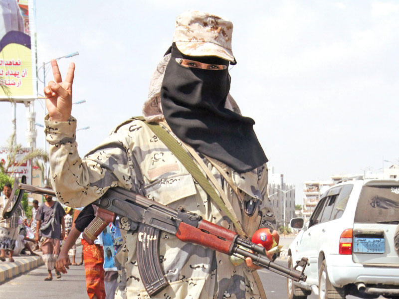 مقاتلة من «الحراك الجنوبي» تشارك في تأمين تجمع حاشد لإحياء ذكرى الثورة ضد الاستعمار البريطاني في عدن أمس      (أ ف ب)