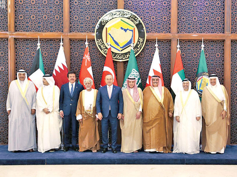 وزراء خارجية مجلس التعاون وتركيا قبل اجتماعهم في الرياض أمس (واس)