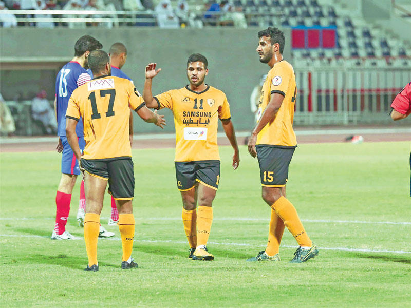 المطوع يتلقى تهنئة زملائه بعد الهدف وهو يمسك مكان الإصابة (تصوير جورج ريجي)