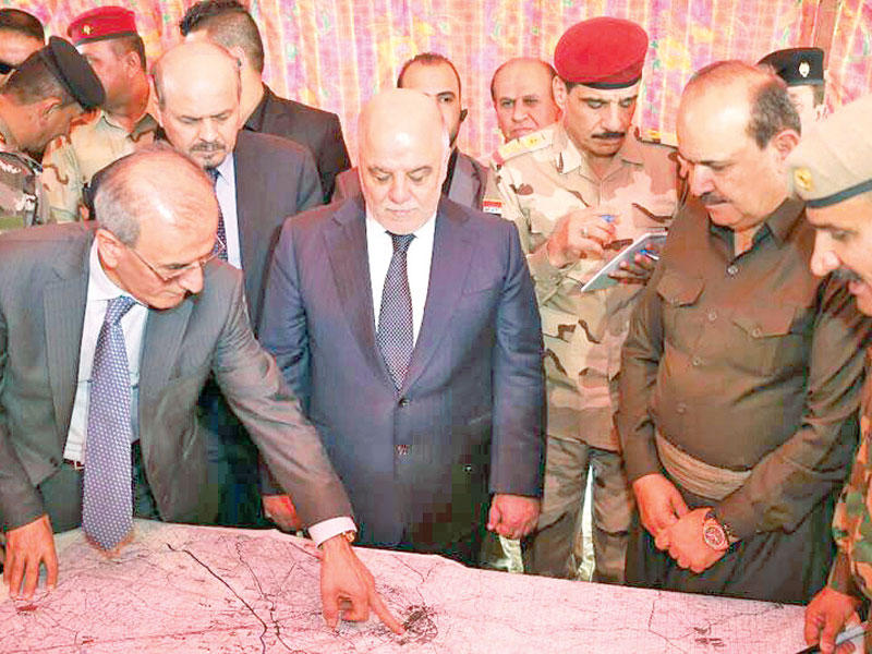 العبادي ملتقيا القادة العسكريين ومسؤولي محافظة كركوك خلال زيارته لمكتب خالد أمس 