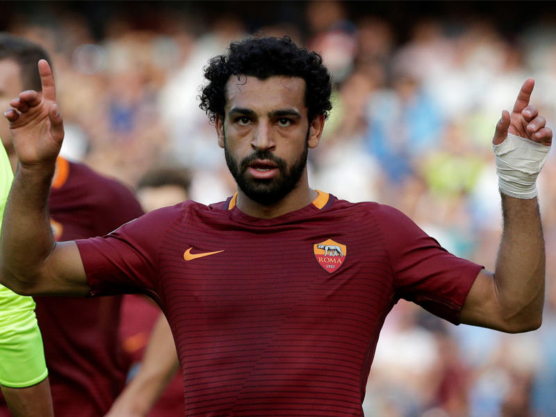 صلاح يحتفل بتسجيله الهدف الثالث لروما