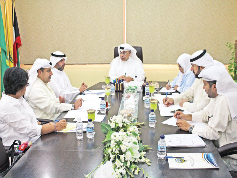 المقصيد خلال اجتماعه مع أعضاء اللجنة الأولمبية الكويتية
