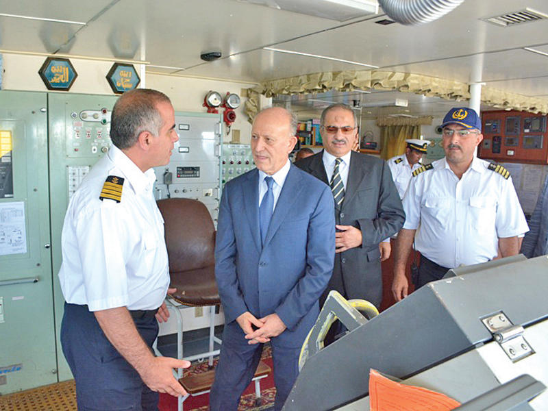 وزير العدل اللواء أشرف ريفي يتفقد مرفأ طرابلس أمس  (الوكالة الوطنية)