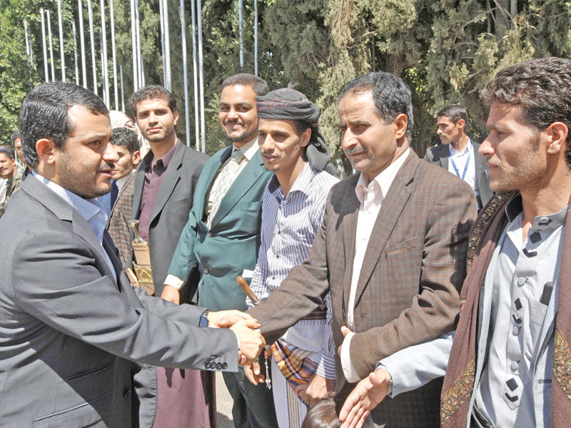 يمنيون في استقبال عضو الوفد حمزة الحوثي في مطار صنعاء أمس (رويترز)