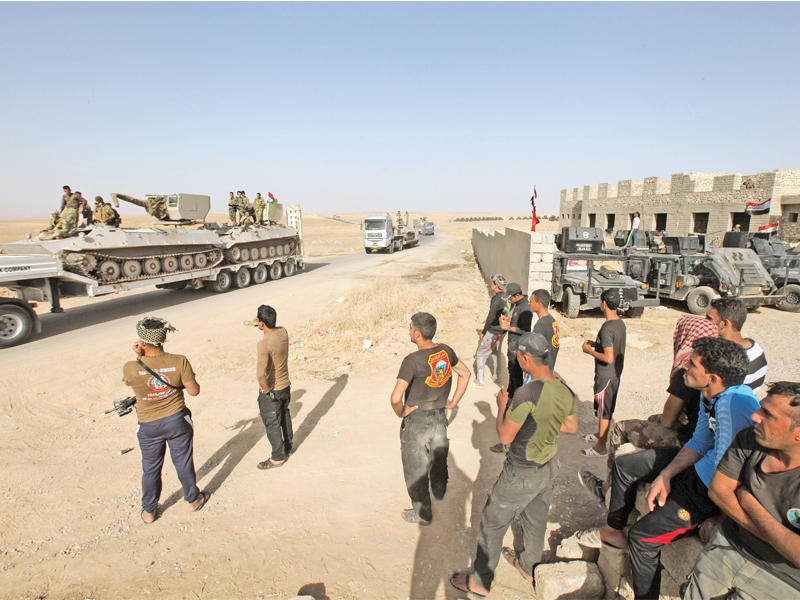قوات عراقية وكردية تتجمع شرق الموصل أمس (رويترز)