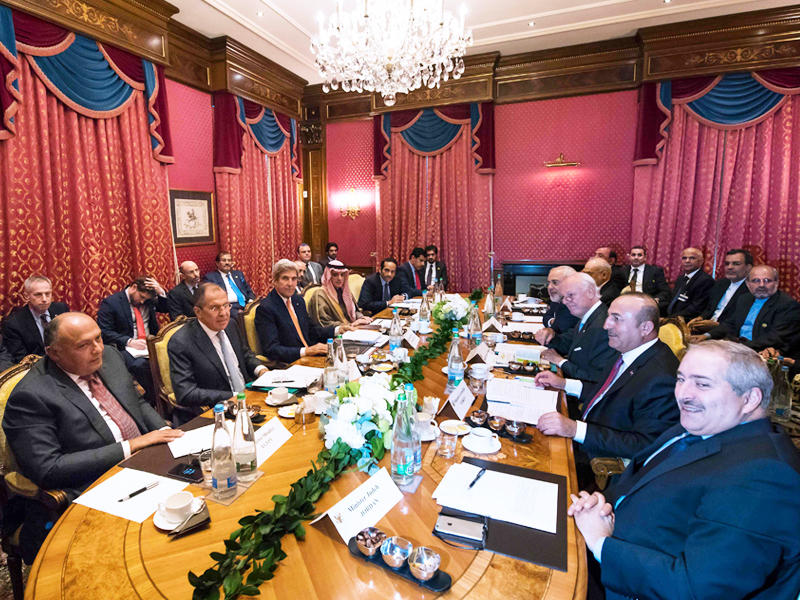 جانب من محادثات لوزان التي عقدت أمس بين وزراء الدولة المعنية بالملف السوري