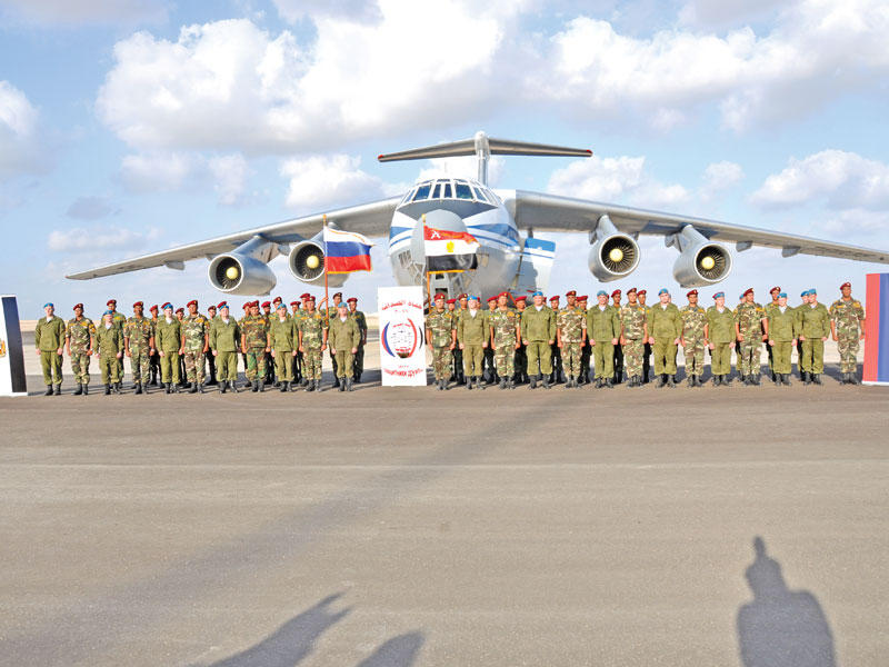 مجموعة من الجنود المصريين مع نظرائهم الروس أمس