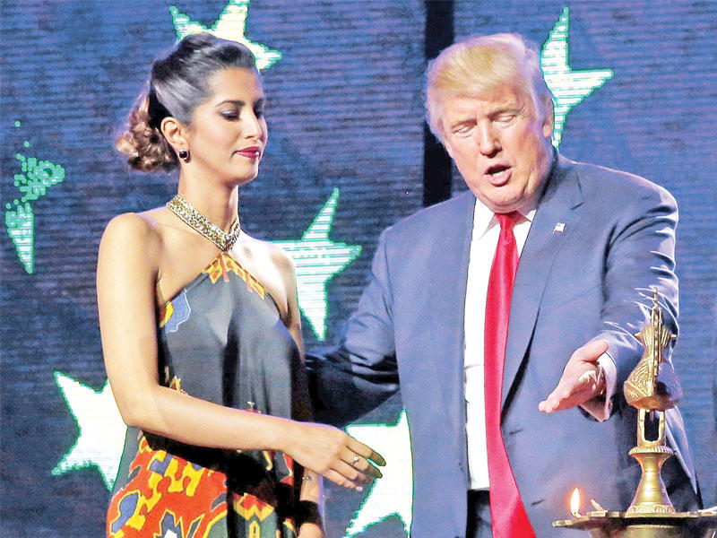 ترامب إلى جانب أميركية من أصل هندي، خلال لقاء مع الهندوس الأميركيين الجمهوريين مساء أمس الأول في نيوجرسيtt (رويترز)