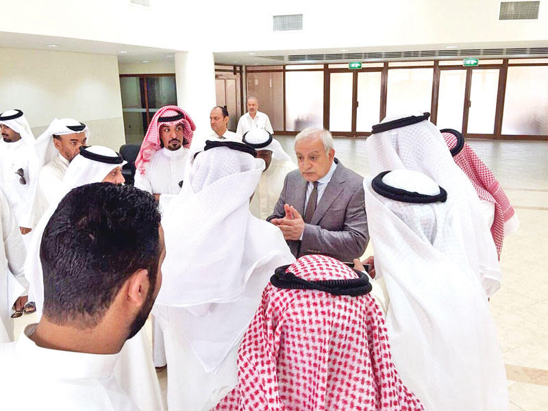 العيسى خلال جولته على مدارس صباح الاحمد امس