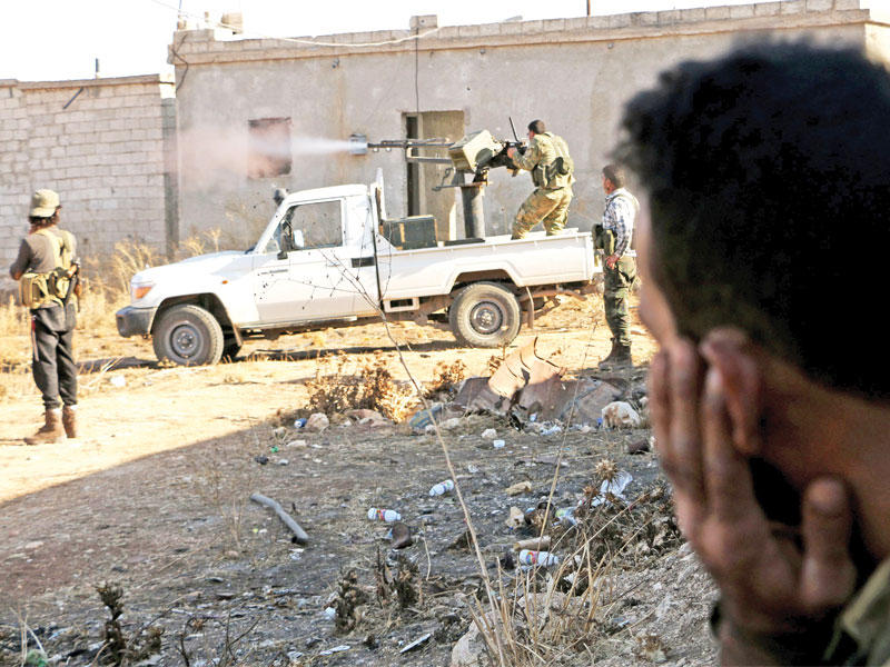 مقاتلون في «الحر» خلال المعركة مع «داعش» في دابق أمس الأول    (أ ف ب)