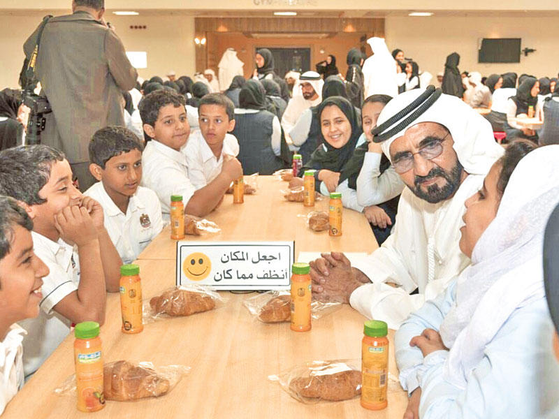 بن راشد جالساً بين الطلاب أمس 