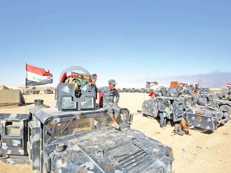 جنود عراقيون في قاعدة القيارة (60 كيلومترا جنوب الموصل) يستعدون للمعركة أمس (أ ف ب) 