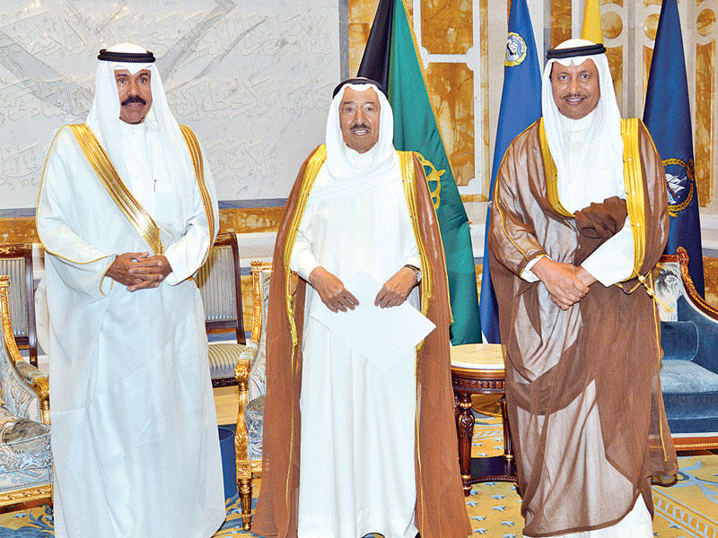 الأمير خلال تسلمه، بحضور ولي العهد، مرسوم الحل من رئيس الوزراء أمس