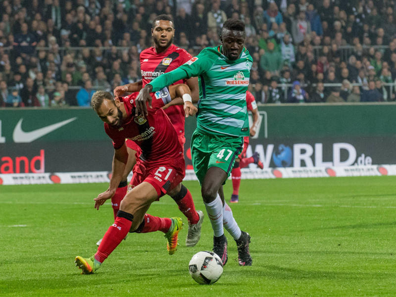 عثمان مانيه خلال لقاء فريقه مع باير ليفركوزن