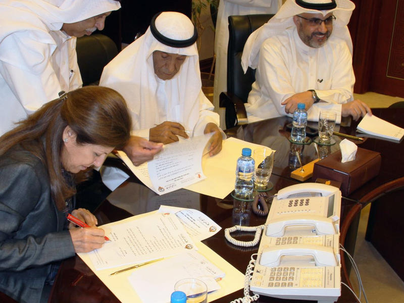  مدير عام المعهد الدكتورة سميرة عمر ورئيس لجنة متابعة القرارات الأمنية الفريق محمد البدر اثناء تسلم المعهد محمية اللياح رسميا 