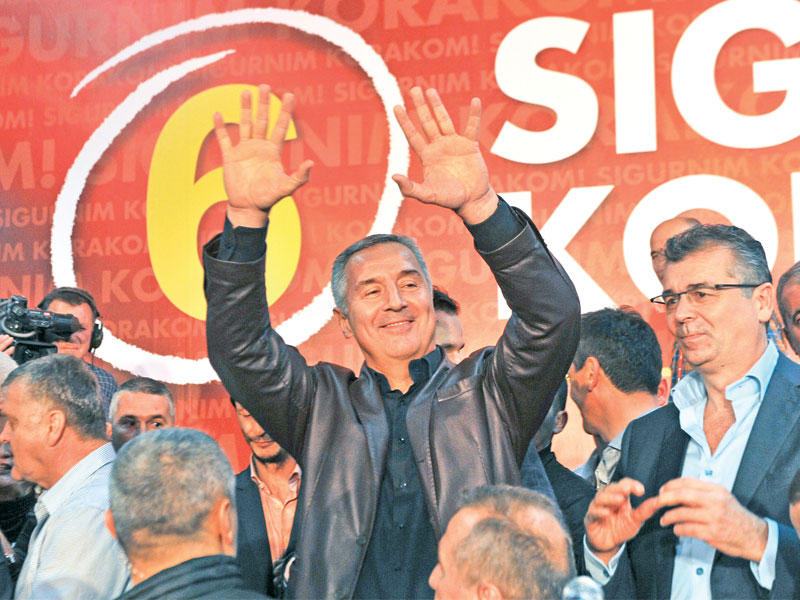 ديوكانوفيتش محتفلاً في العاصمة بودغوريتشا أمس (أ ف ب)