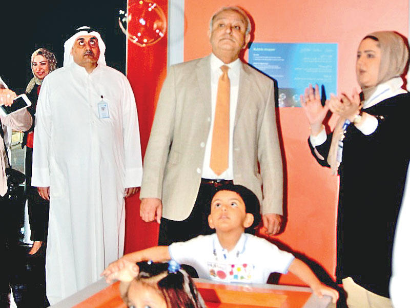 العيسى في جولة بقاعة الاستكشاف