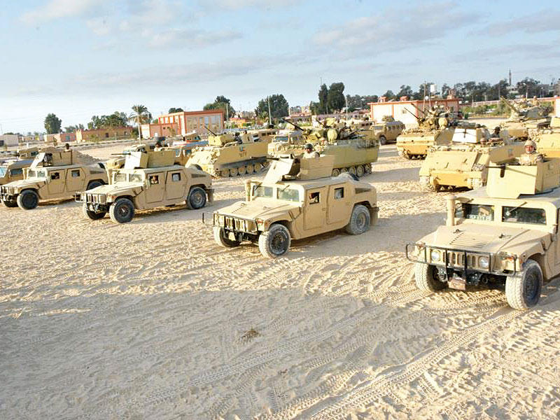 قوات مصرية خلال استعدادها لشن حملة مداهمات وتمشيط بشمال سيناء أمس الأول (الصفحة الرسمية للمتحدث باسم القوات المسلحة)