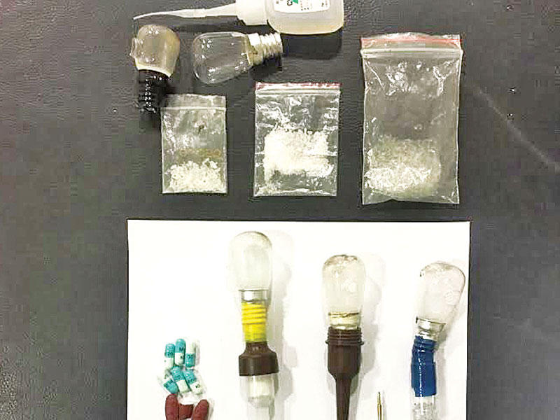 المواد المضبوطة مع المتهم