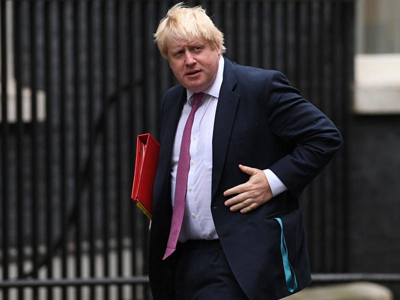 وزير الخارجية البريطاني بوريس جونسون متوجها إلى جلسة البرلمان