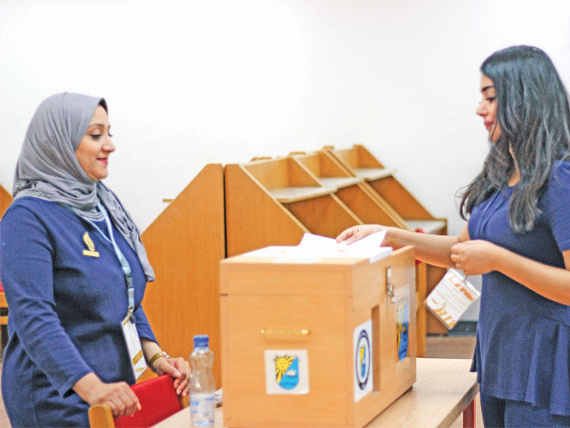 طالبة تدلي بصوتها