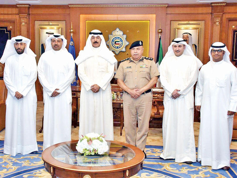 الخالد والفهد مستقبلين الدريعي وقبازرد وضابطين من «المكافحة»