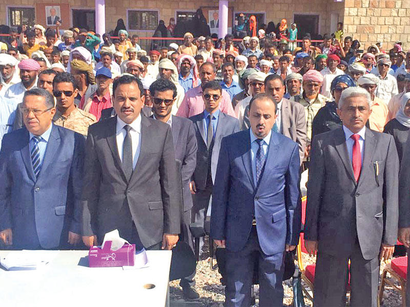 رئيس الوزراء اليمني أحمد بن دغر مشاركاً في احتفال أقيم أمس بمحافظة أرخبيل سقطرى بمناسبة الذكرى الـ«53» لثورة «14 أكتوبر» 