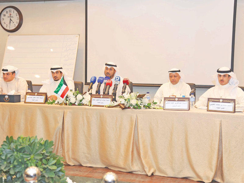 اللجنة المشرفة على انتخابات اتحاد ملاك شمال غرب الصليبيخات أمس  (تصوير عبدالله خلف)