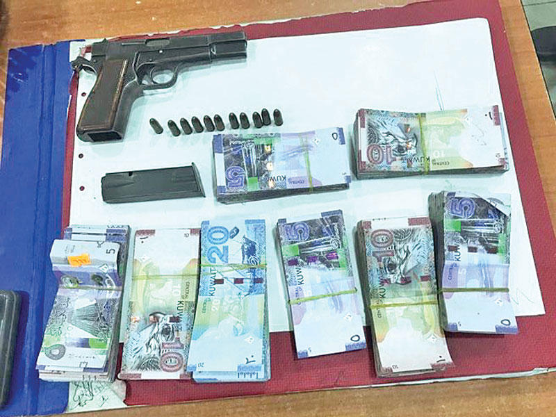 السلاح الناري والأموال التي عثر عليها بحوزة المسافر