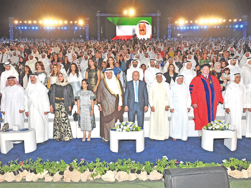 العيسى والحمود متوسطين الحضور في الحفل 