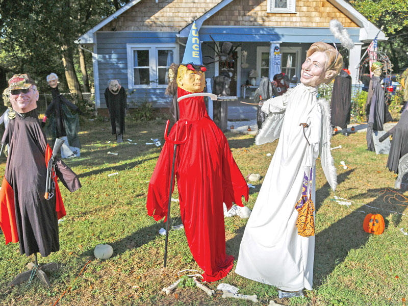 كلينتون على هيئة ملاك وترامب على شكل شيطان في منزل جمهوري خلال الاحتفالات بعيد هالوين (إي بي أيه)