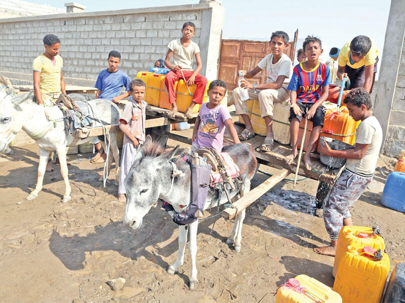 صبية بانتظار الحصول على ماء للشرب في الحديدة أمس الأول (أ ف ب)