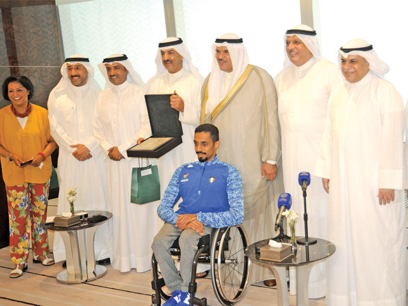  الحمود والعجيل مع الرياضيين خلال حفل التكريم