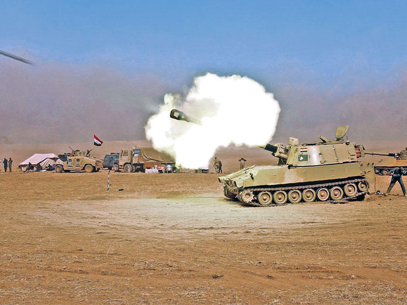 مدفع هاوزر أميركي تابع للجيش العراقي يقصف باتجاه الموصل من منطقة تل الطيبة (30 كلم جنوب الموصل) أمس     (أ ف ب)