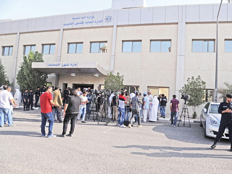 إدارة الانتخابات في اليوم الأول لتسجيل المرشحينt(تصوير عبدالله الخلف)