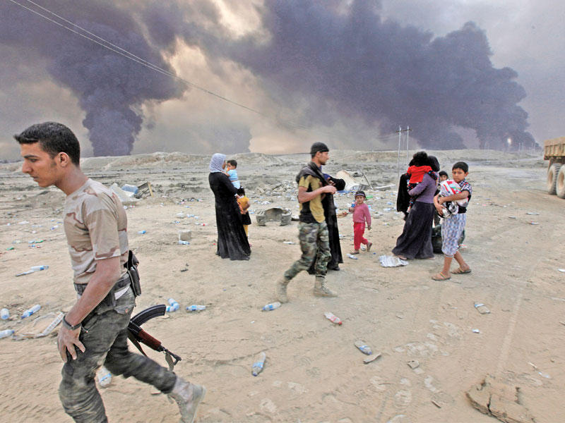 عراقيون فارون من معركة الموصل لحظة وصولهم إلى القيارة أمس (رويترز)