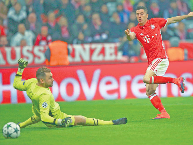 ليفاندوفسكي نجم بايرن يسجل هدفا في مرمى أيندهوفن