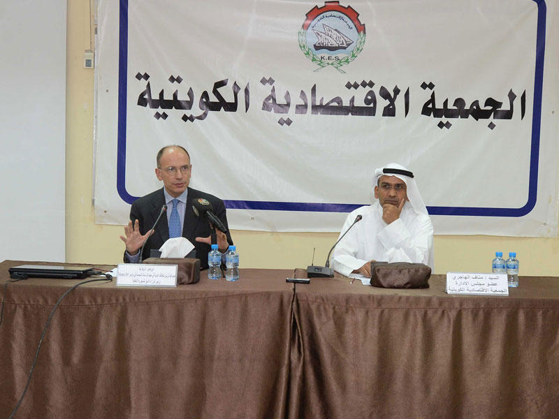 إنريكو ليتا ومناف الهاجري خلال الندوة