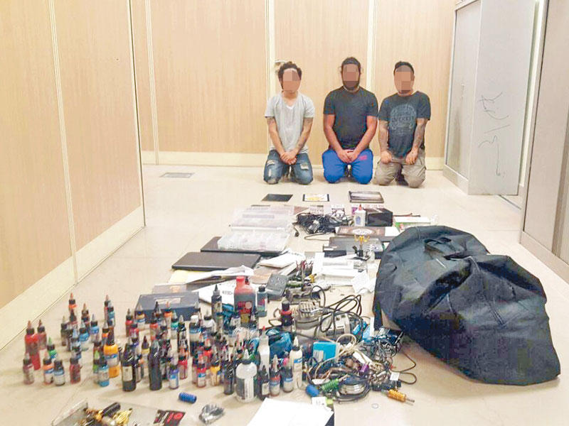 الأطباء المزيفون وأمامهم المواد المستخدمة في العمليات