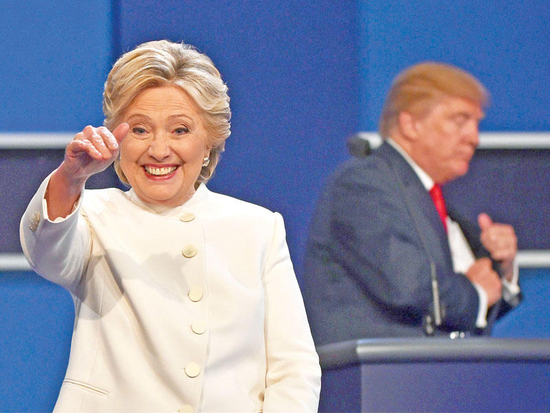 كلينتون وترامب في ختام المناظرة فجر أمس      (أ ف ب)