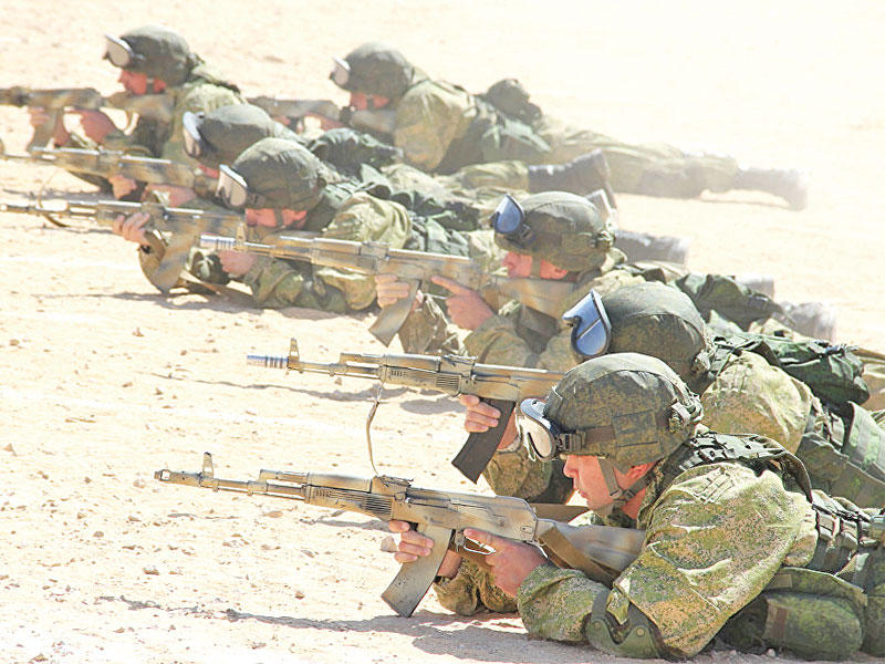 جانب من مناورات «حماة الصداقة 2016» الروسية ــ المصرية المستمرة حتى الأربعاء المقبل. ووزعت وزارة الدفاع الروسية أمس مقطعاً مصوراً للتدريبات المشتركة بين الجيشين الروسي والمصري في مصر، كاشفة عن أول قفزة لمظليين روس فوق أرض إفريقية 