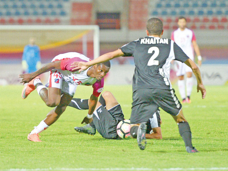 جمعة سعيد في صراع على الكرة مع لاعبي خيطان