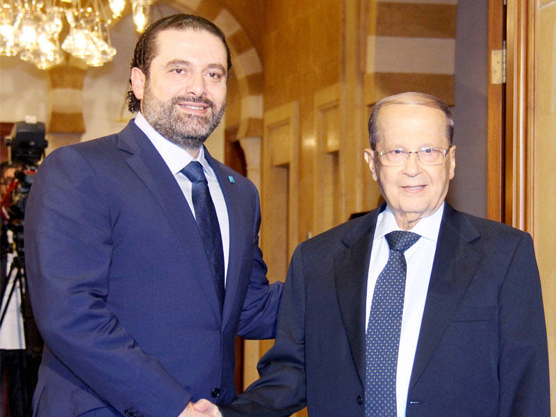 الحريري مستقبلاً عون في بيت الوسط ببيروت أمس (أ ف ب)